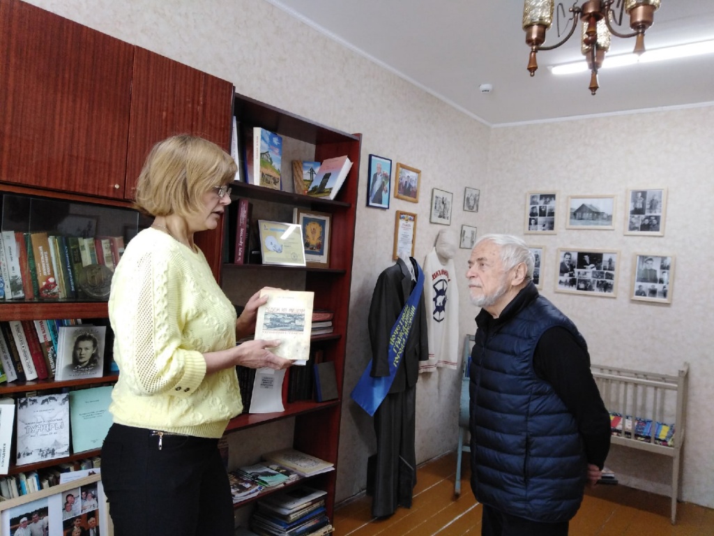 Толкачев В.Ф. в Комнате памяти Н.А.Окладникова.jpg