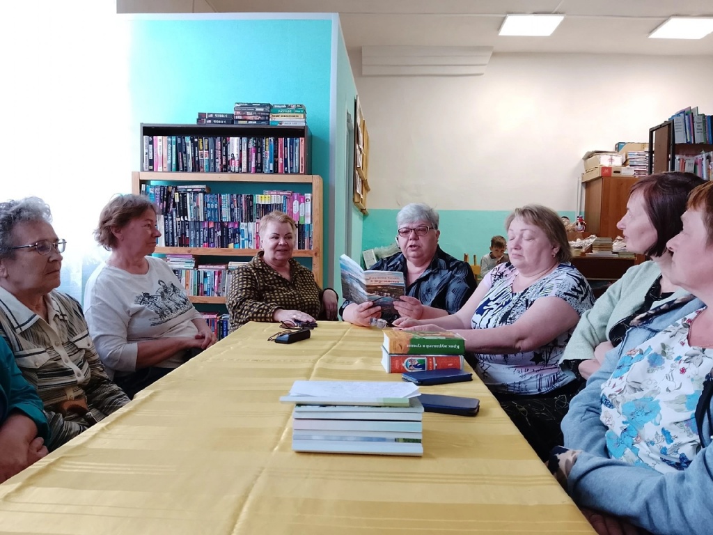 На "Читательской конференции" в Тимошинской сельской библиотеке.jpg