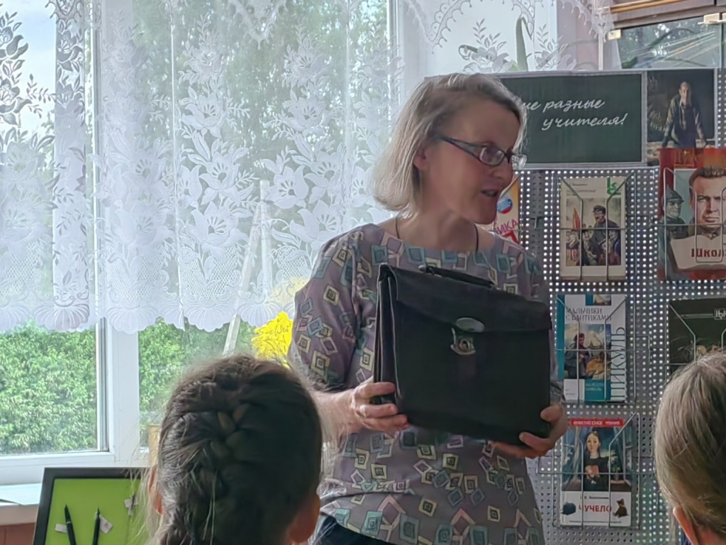 О выставке "Уголок советского школьника"рассказывает Анна Николаевна Синицына.jpg