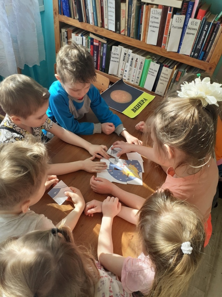 "Спасали" планету от злодеяний космиоческих пиратов малыши детского сада "Лесовичок"