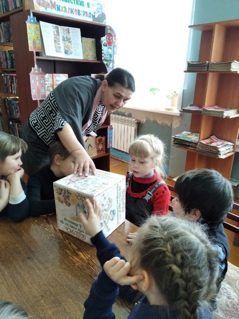 Кидая библлиокубик, отвечали на вопросы викторины по произведениям С. В. Михалкова