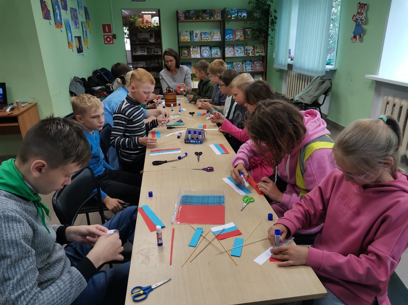 мастер-класс ко Дню Флага России в детской библиотеке.jpg