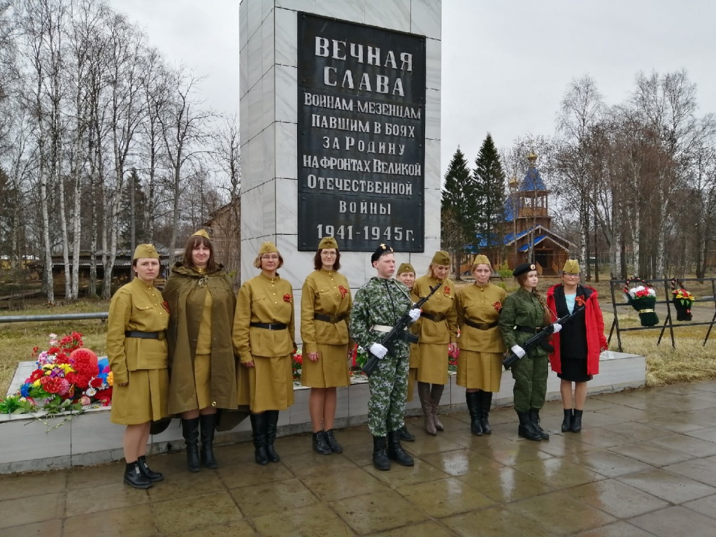 у мемориала.jpg