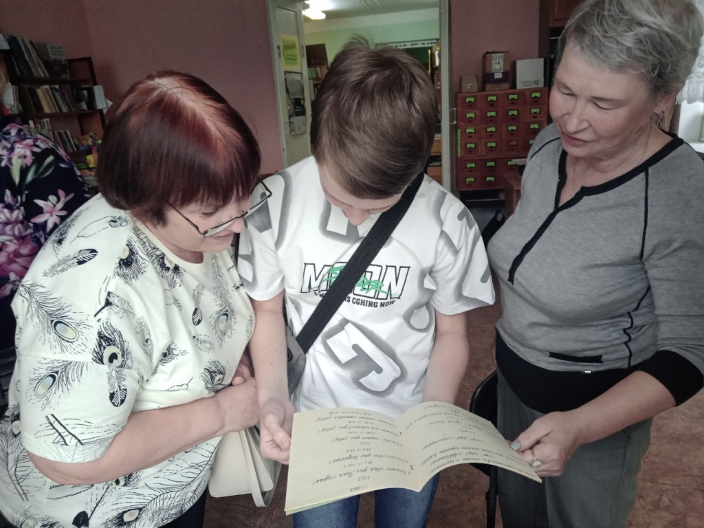 Зрители знакомятся с экспонатами выставки.jpg