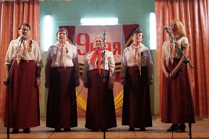 На концерте "Победная весна 45-го"  в Тимошинском Доме культуры. Выступает вокальная группа "Надежда". Крайняя справа - библиотекарь Тимошинской сельской библиотеки Л. А. Барандова. Фото из группы в ВК "Культура Верхнетоемского района"
