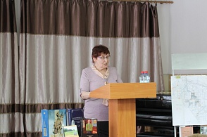Гусельникова Г. И. выступает с докладом "Не счесть на Руси деревенек таких..." (Деревня Сопиловская Сефтренского сельского совета)