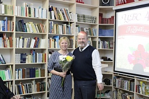 Библиотекарь Веркольской библиотеки О. В. Алина и начальник отдела по культуре и туризму Пинежского района Л. А. Житов