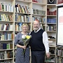 Библиотекарь Веркольской библиотеки О. В. Алина и начальник отдела по культуре и туризму Пинежского района Л. А. Житов