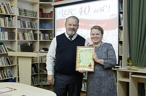 Начальник отдела по культуре и туризму Пинежского района Л. А. Житов и директор Карпогорской библиотеки Л. Л. Конопля