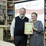 Начальник отдела по культуре и туризму Пинежского района Л. А. Житов и директор Карпогорской библиотеки Л. Л. Конопля