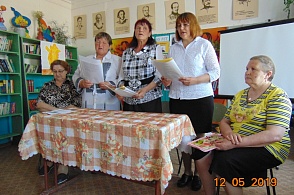 На литературно-музыкальный вечере "Я обнимаю всех живых" в Северной сельской библиотеке