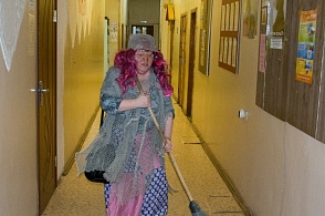 Бабка-Ёжка в исполнении Н.И. Егоровой, главного библиотекаря ЦБ