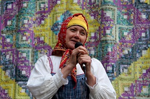 Выступление Анны Мулиин на уличной площадке Карпогорской библиотеки