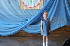 Литературно-музыкальный вечер "Живи, деревня!" Стихотворение "Утро" читает Аня Гаврилова