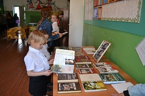 Передвижная книжная выставка «Знать, чтобы гордиться!» в фойе Тимошинского Дома культуры