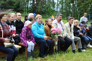 Ольга Александровна среди зрителей литературно-музыкальной площадки "Живые родники"
