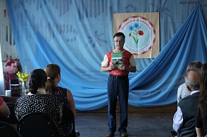  Литературно-музыкальный вечер "Живи, деревня!". Владимир Афанасьевич Тюпин знакомит зрителей со свежим номером журнала "Русского Севера слово"