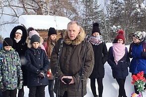 Выступление поэта, прозаика из Пинежского района В. Попова на могиле Ф. Абрамова
