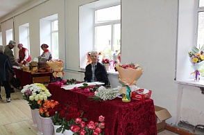 Торговые ряды в фойе Дома культуры