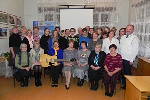 Т. Москвина и О. Волкова с читателями Карпогорской библиотеки