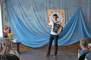 Литературно-музыкальный вечер "Живи, деревня!" На гармони играет Дмитрий Лионский