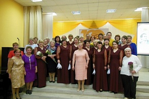 Общая фотография с гостями и сотрудниками Карпогорской библиотеки