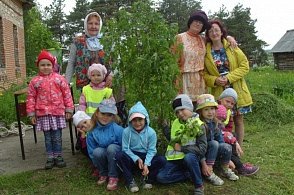 Малыши знакомятся с северной розой-шиповником. Тимошинская библиотека