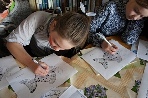 Библиосумерки в Тимошинской сельской библиотеке. Рисование рыбки в стиле "Зенарт"