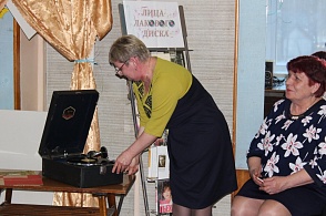 Слушаем старенький патефон