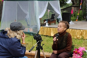 Ольга Александровна Фокина дает интервью журналисту АГТРК "Поморье" Светлане Синицыной
