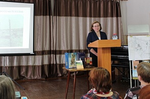 Баскакова М. В. выступает с докладом "Из истории Семёновской школы Верхнетоемского района"