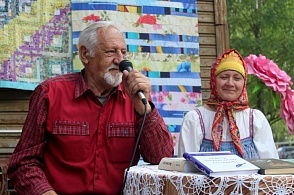 Выступление Олега Ларина на уличной площадке у Карпогорской библиотеки