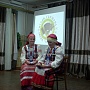 Зверева Валентина Александровна и Окулова Валентина Александровна ( фольклорная группа "Прялица" из п. Двинской) Презентация сборника "Верхнетоемская земля частушками славится"