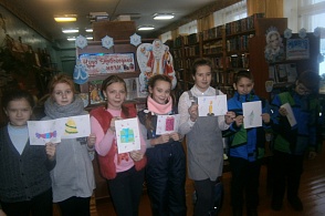 Участники квест-сюрприза "Приключения новогодней елки" с новогодними рисунками
