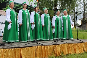 Открытая литературно-музыкальная площадка "Живые родники". Выступает группа "Деревенский перезвон" (Корнилово)