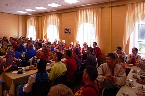 Полна горница гостей