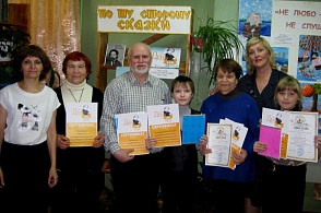 Участники народного театра с ведущими