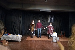 В рамках "Библионочи" на сцене Дворца культуры состоялся спектакль "Вы заказывали Деда Мороза?" (Онежский драматический театр, режиссёр К. Ядовин) 