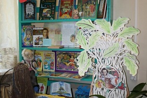 Иллюстративная выставка "Во!круг книг" (Онежская детская библиотека)