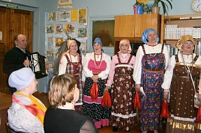 Литературно-музыкальный вечер "Мир цветов прекрасный и таинственный" в Двинской библиотеке. Фольклорная группа "Прялица"