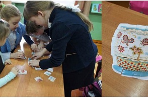 Девчонки собирают пазл - голубую чашку