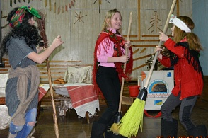 Библиосумерки в Верхнетоемской детской библиотеке. Театрализованное представление "Морозко". Бабки-ёжки.