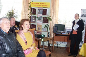 Мероприятие «И стольких судеб крёстный путь…», посвящённое презентации альманаха «30 октября» : альманаха о политических репрессиях в Верхнетоемском районе. Выступает составитель – библиограф Верхнетоемской центральной библиотеки – А. Н. Синицына 